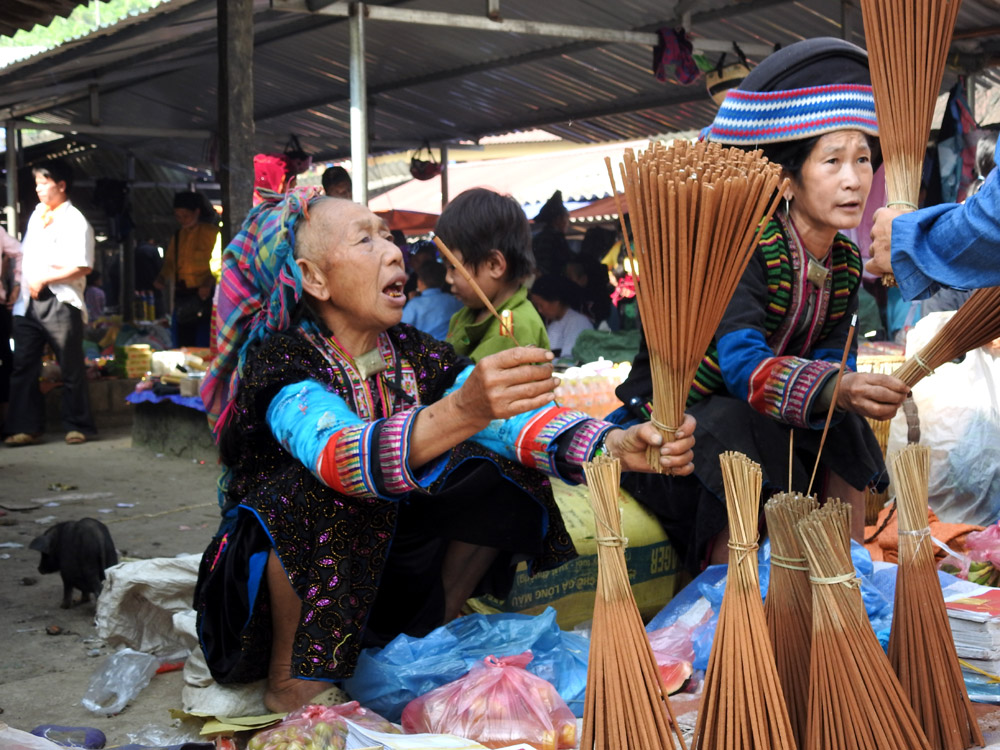 les Phu La au marché Lung Khau Phin, Ha Giang